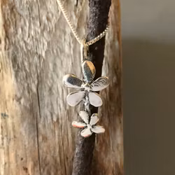 Silver flower - halsband med två blommor