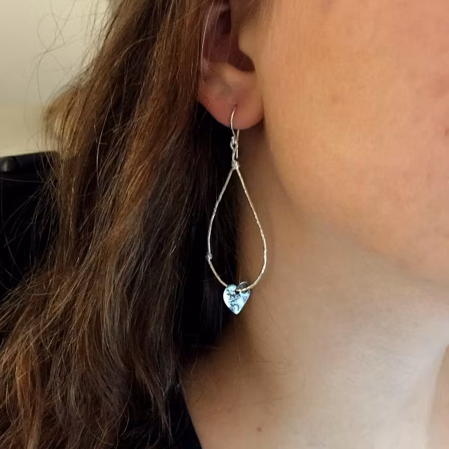 Henna - Silverörhängen med oxiderade hjärtan