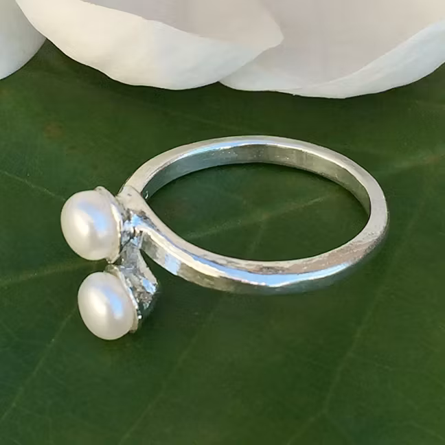 Chantelle - Vacker silverring med vita sötvattenpärlor