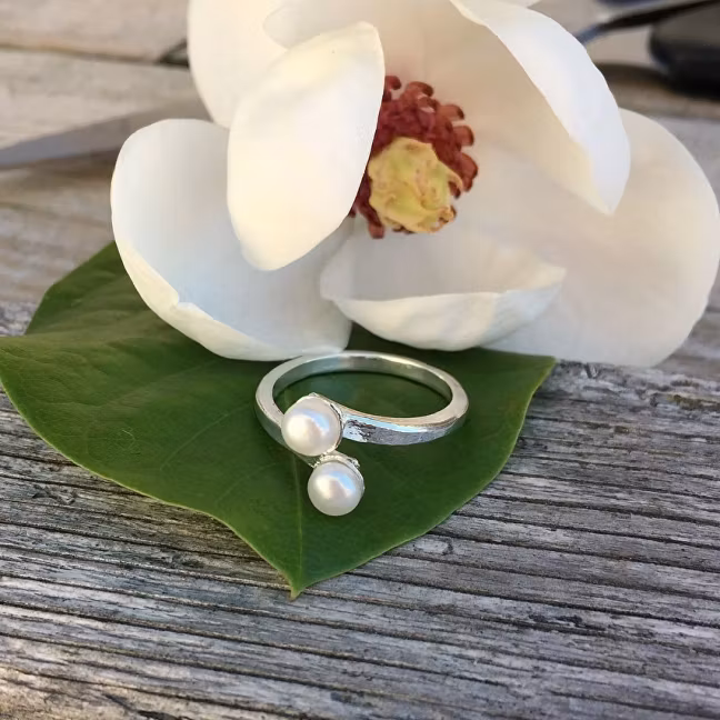 Chantelle - Vacker silverring med vita sötvattenpärlor