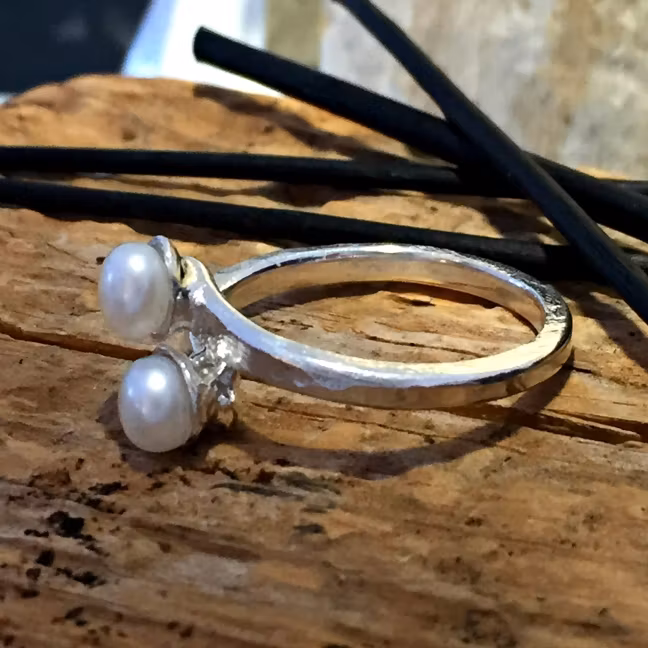 Chantelle - Vacker silverring med vita sötvattenpärlor