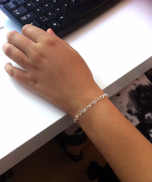 Silverarmband med små hjärtan