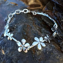 Silver flower - Armband med blommor helt i silver