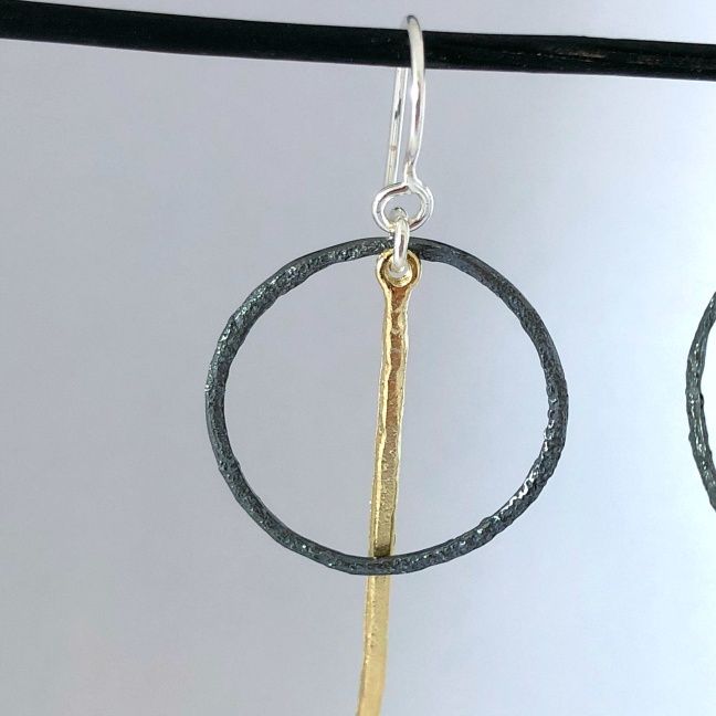 Elaine - Mycket snygga örhängen i guld, svart och silver