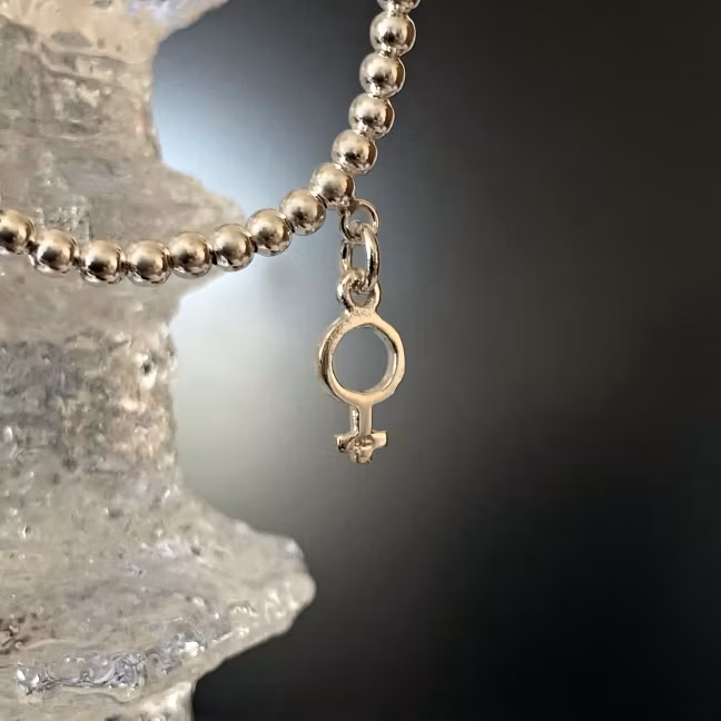 Venus - Armband med liten kvinnosymbol