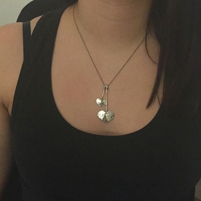 Joline - Snyggt halsband med hamrade hjärtan, lätt oxiderat