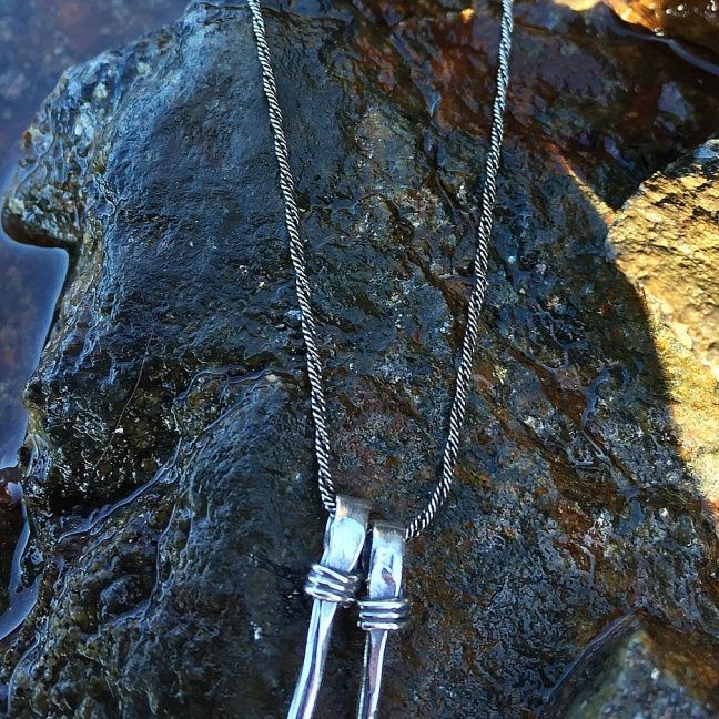 Joline - Snyggt halsband med hamrade hjärtan, lätt oxiderat