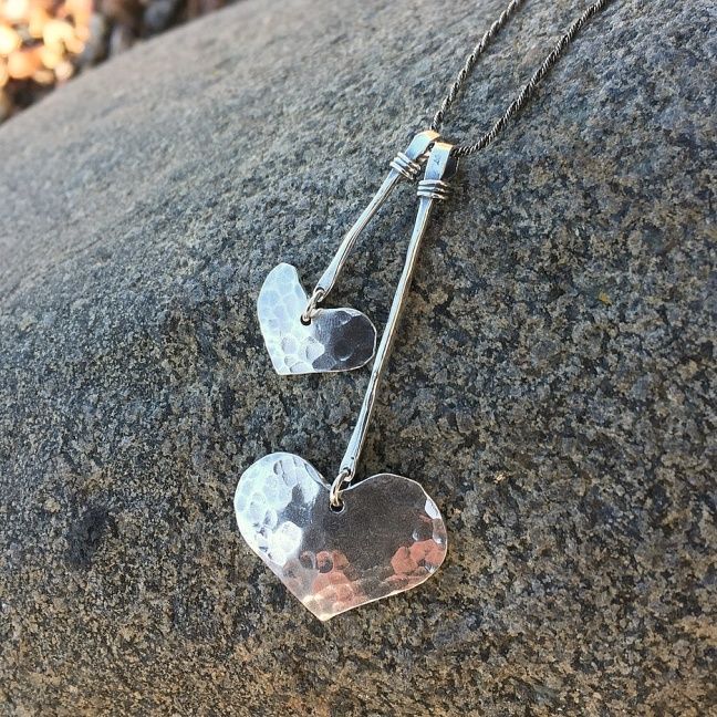 Joline - Snyggt halsband med hamrade hjärtan, lätt oxiderat