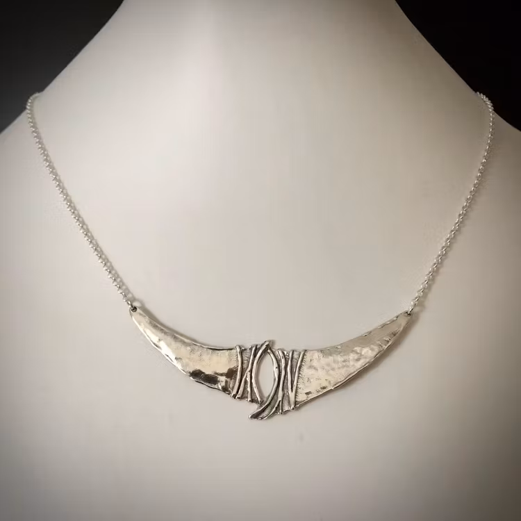 Beatrix - Halsband med rå och elegant touch