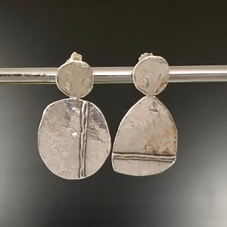 Monia - Läckra örhängen i oxiderat silver
