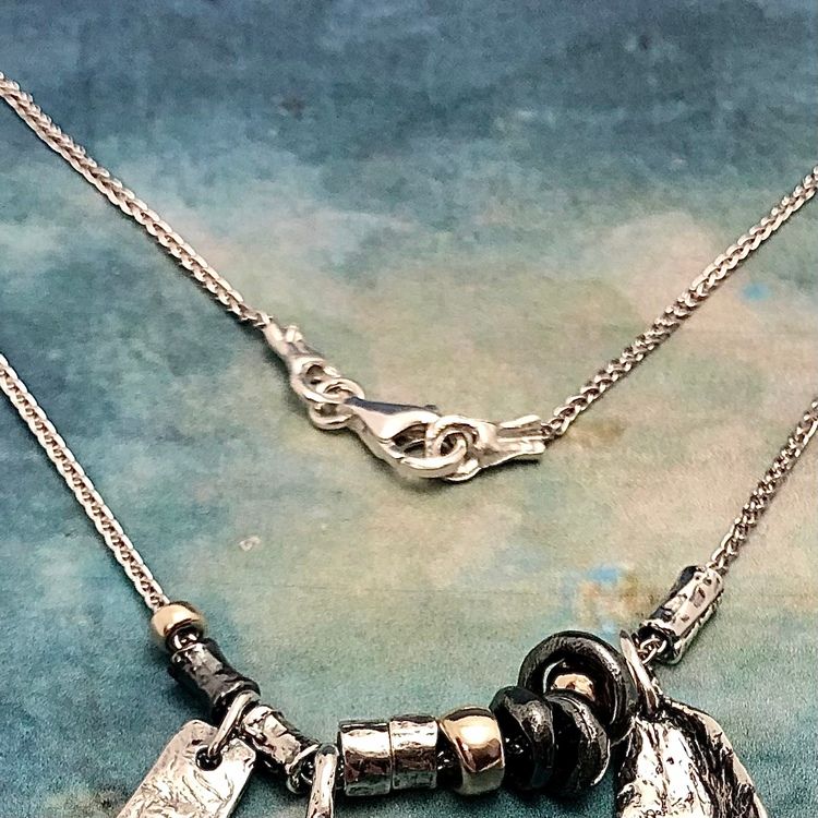 Melanie - Ursnyggt, rikt detaljerat silverhalsband