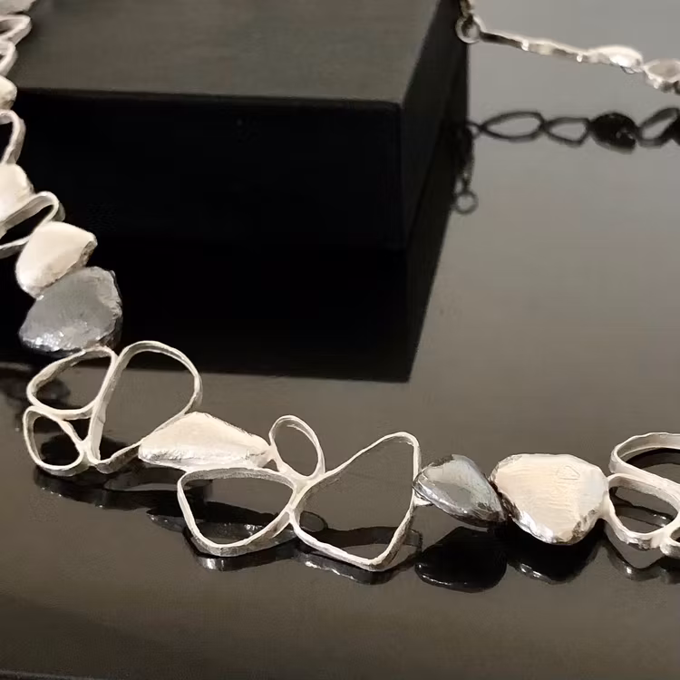 Aurora - Stilfullt halsband.
