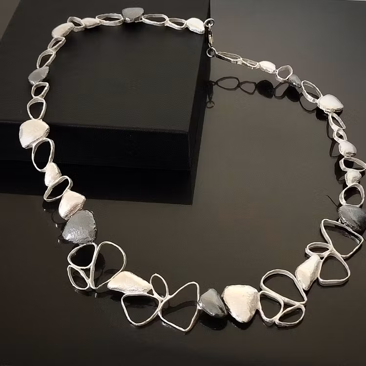 Aurora - Stilfullt halsband.