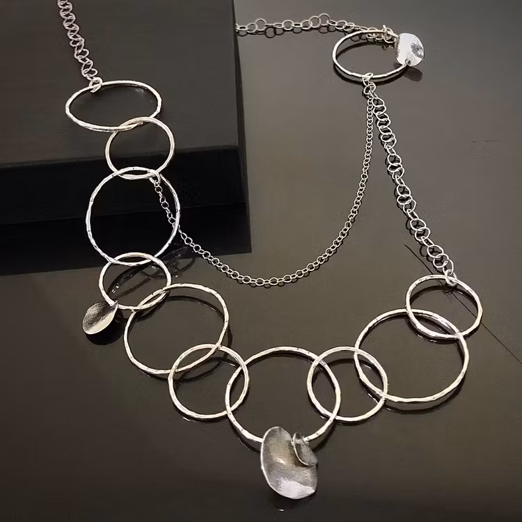 Jackie - Långt underbart silverhalsband