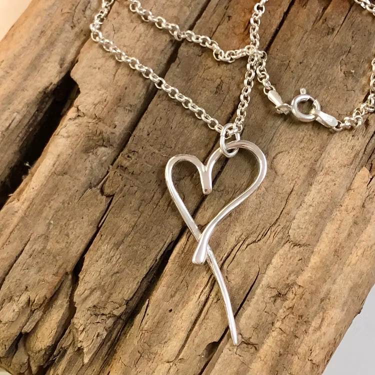 Lexie - Silverhalsband med snyggt designat hjärta