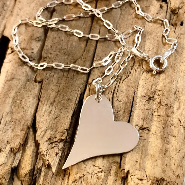 Hilma - Silverhalsband med blankt, snett hjärta