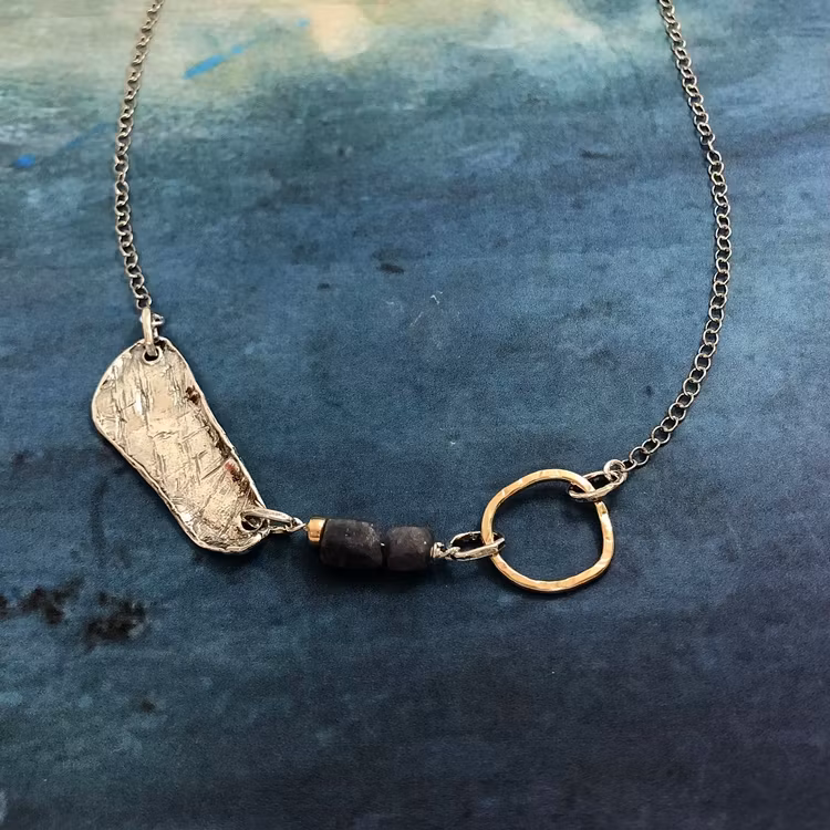 Noomi - Silverhalsband i vacker, rå design