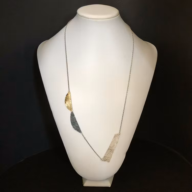 Sadie - Långt silverhalsband i svart, silver och guld
