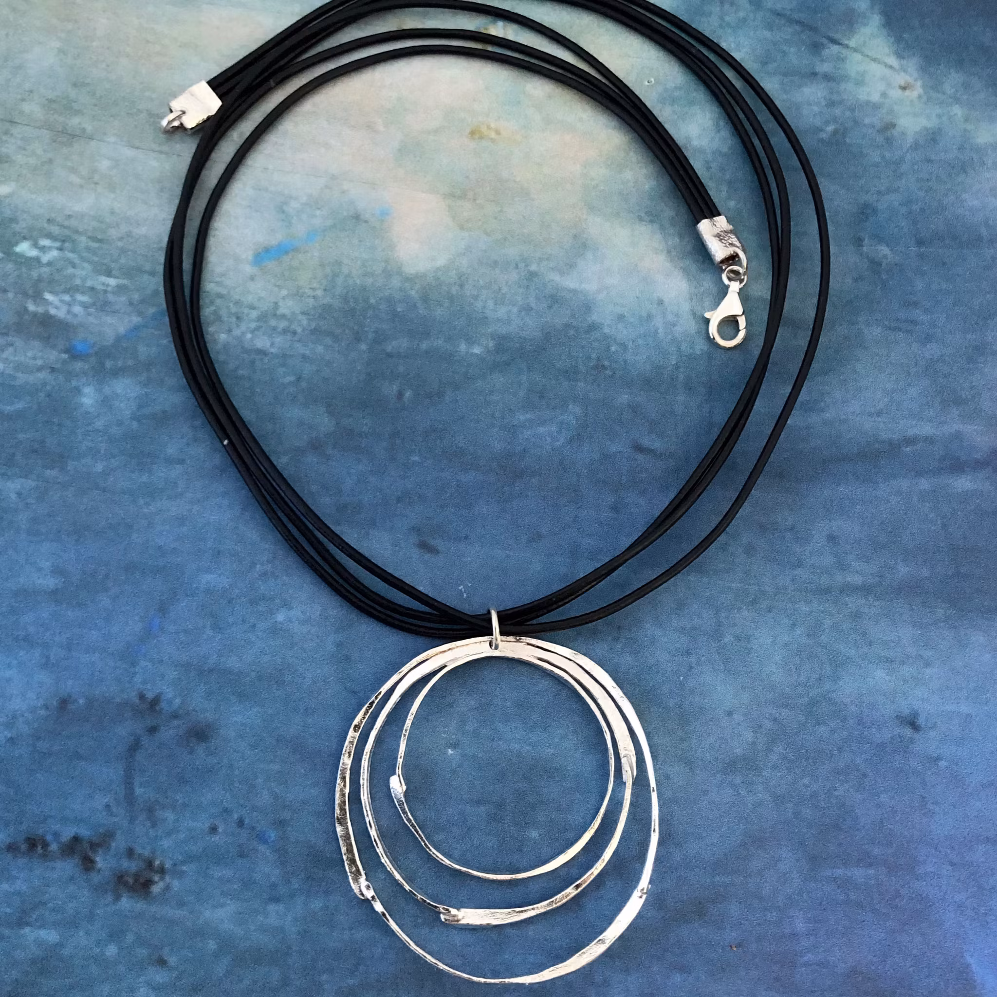 Agatha - Snyggt halsband i silver och läder