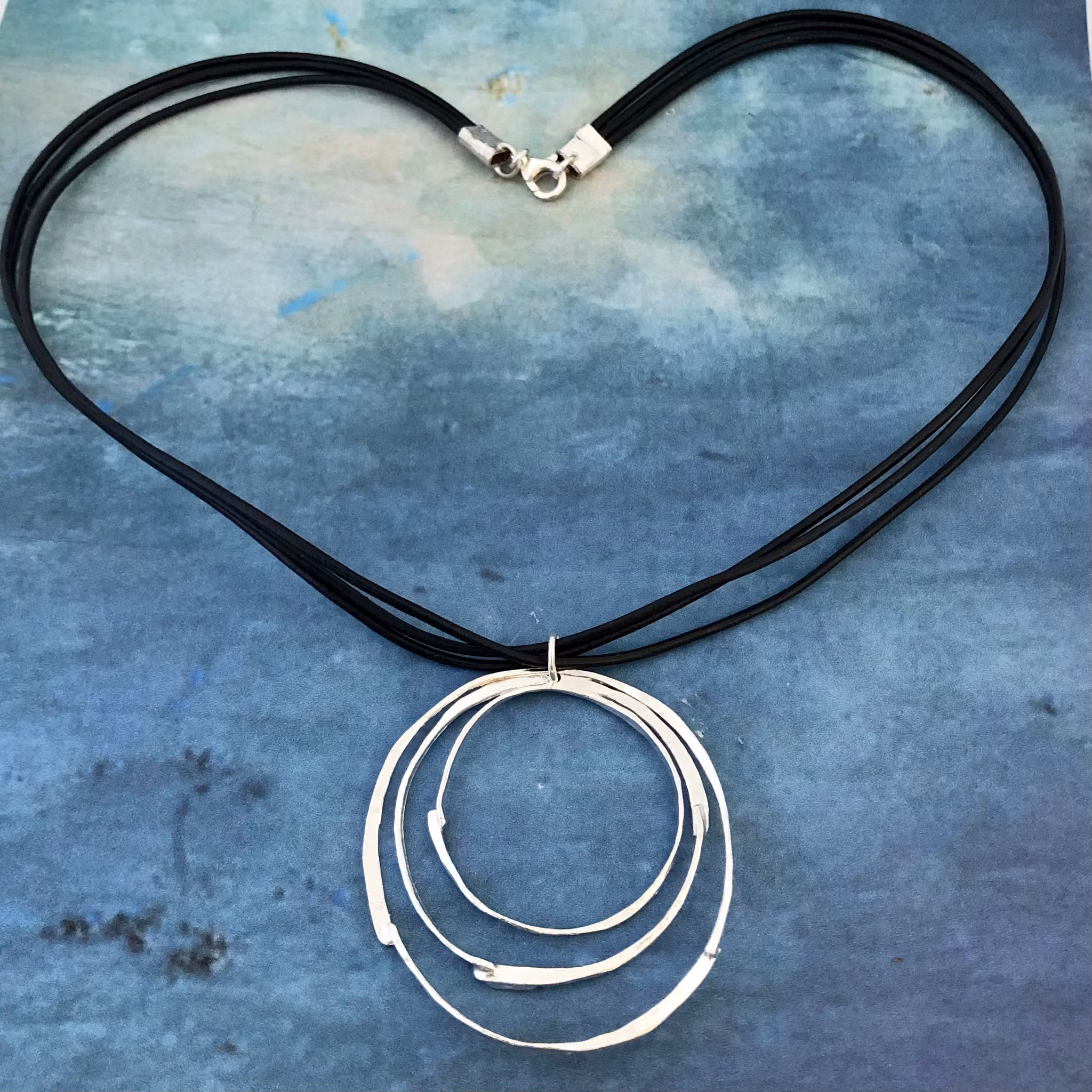 Agatha - Snyggt halsband i silver och läder