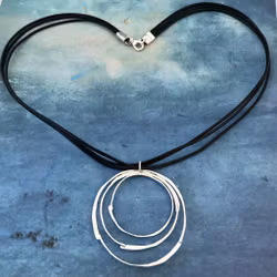 Agatha - Snyggt halsband i silver och läder