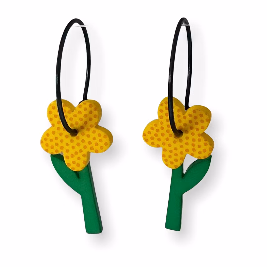 Gula blomörhängen i plexi och titan