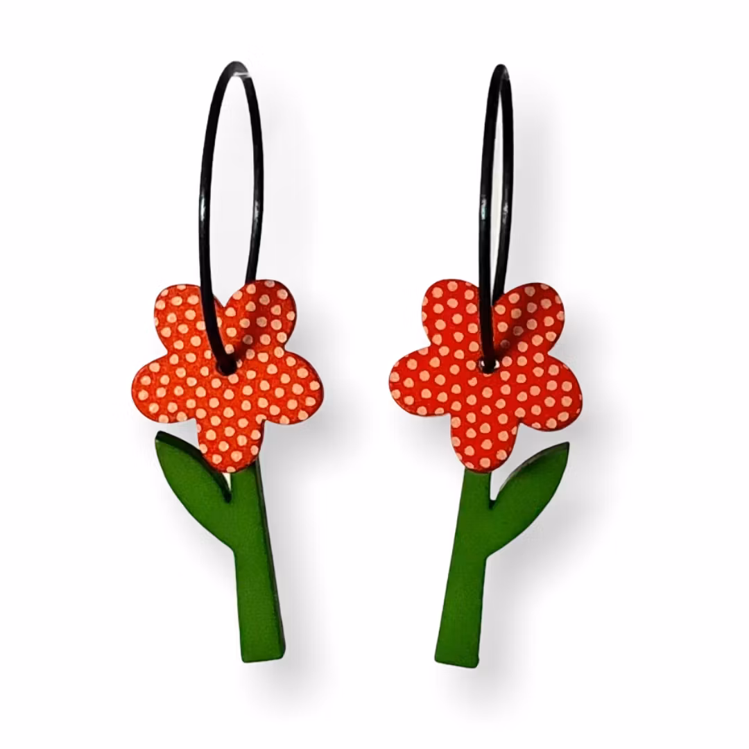 Röda blomörhängen i plexi och titan