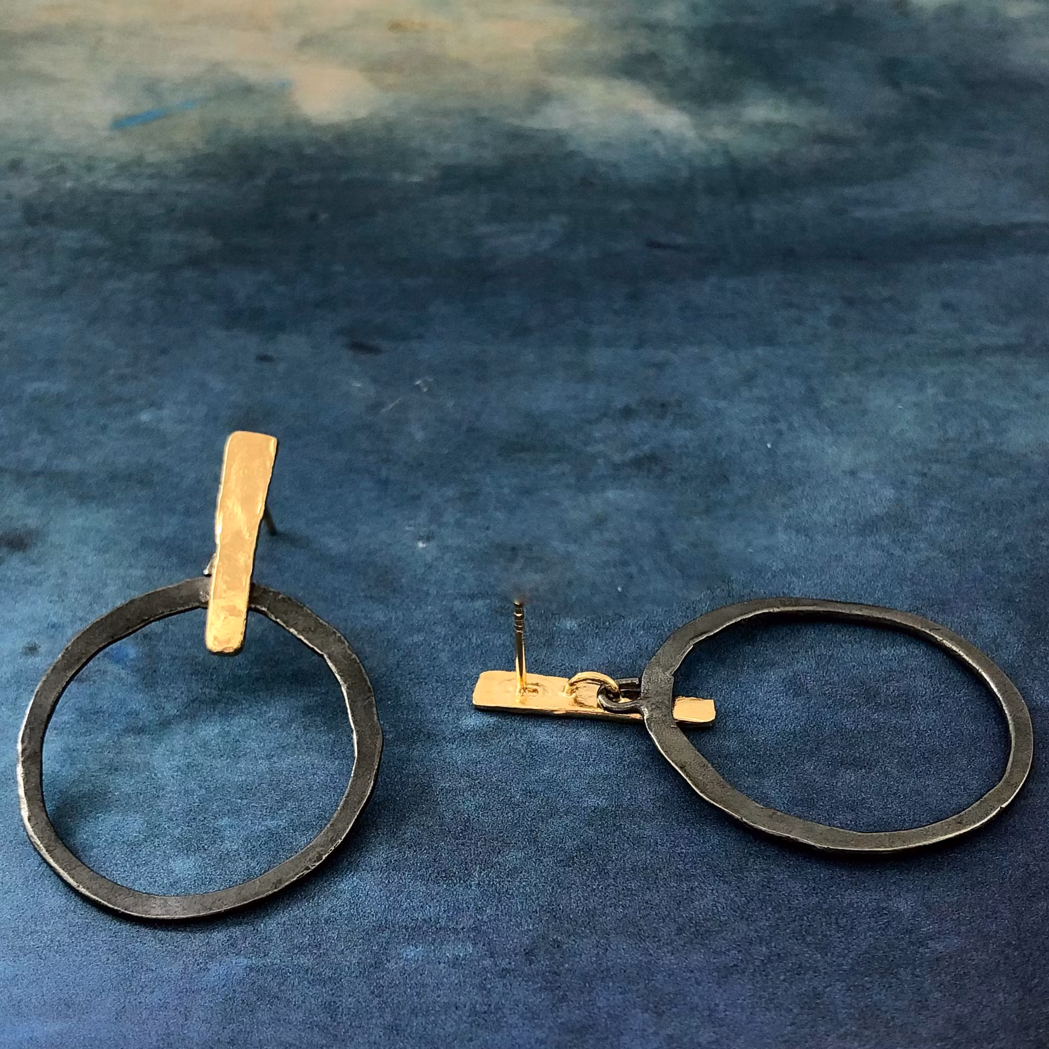 Paulina - Snygga oxiderade örhängen med guldinslag