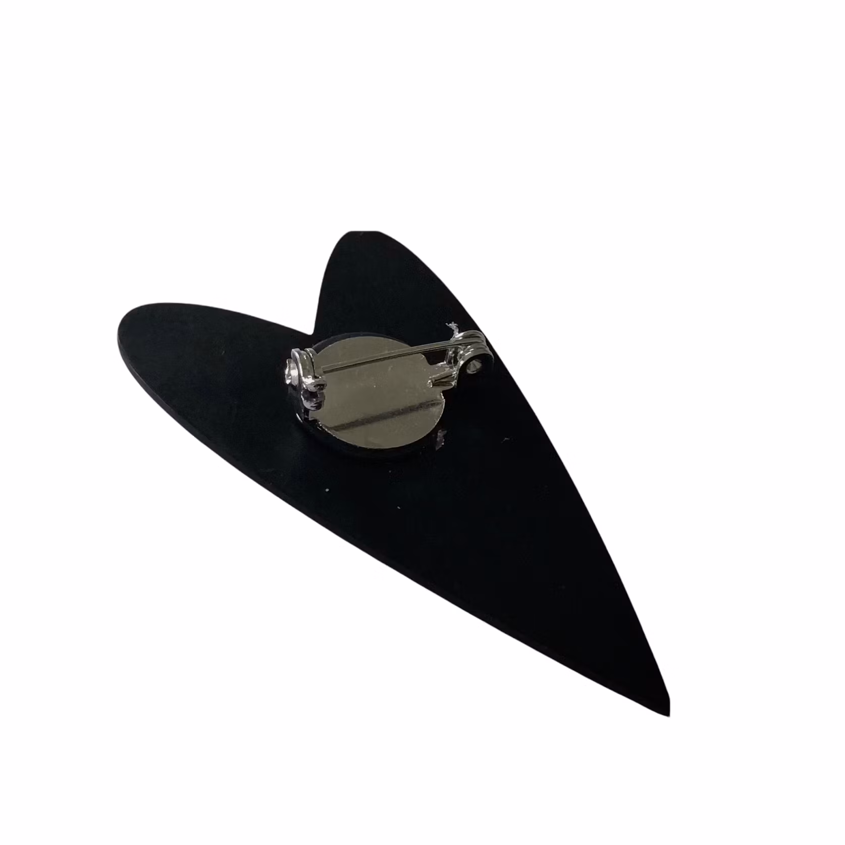 Stor brosch med rött prickigt hjärta i plexi