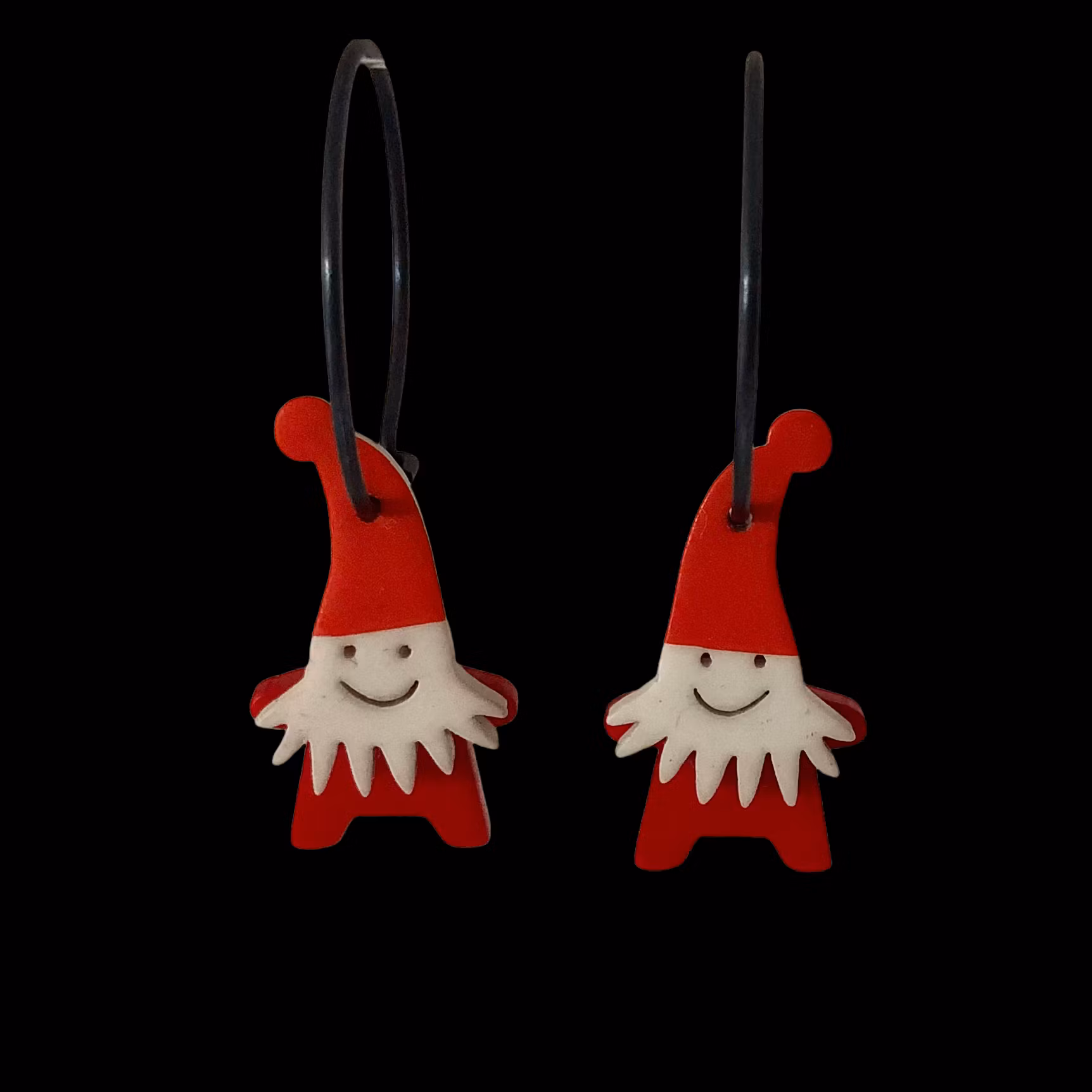 Små nätta tomteörhängen med röda luvor