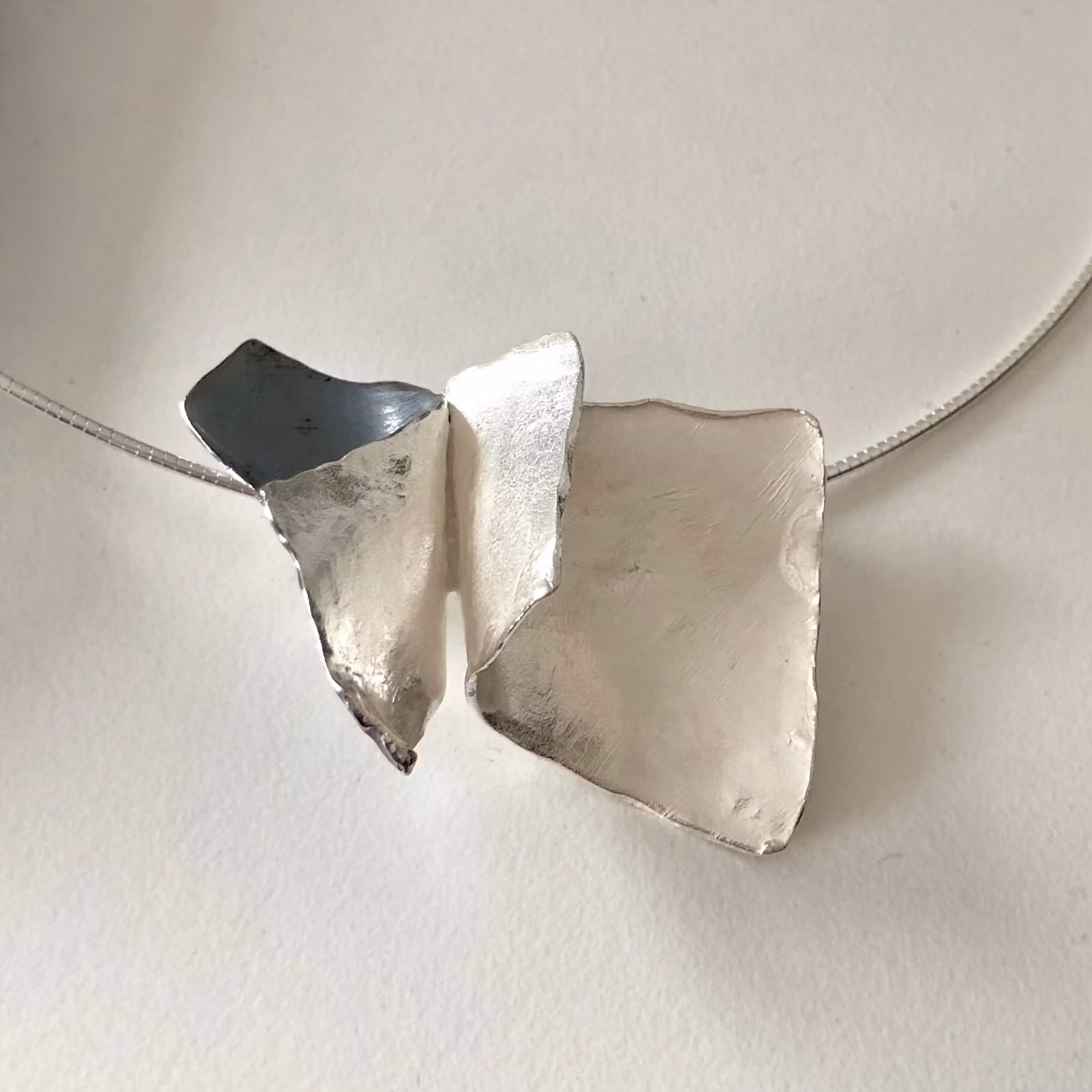 Silja - Silverhalsband i stilfull design