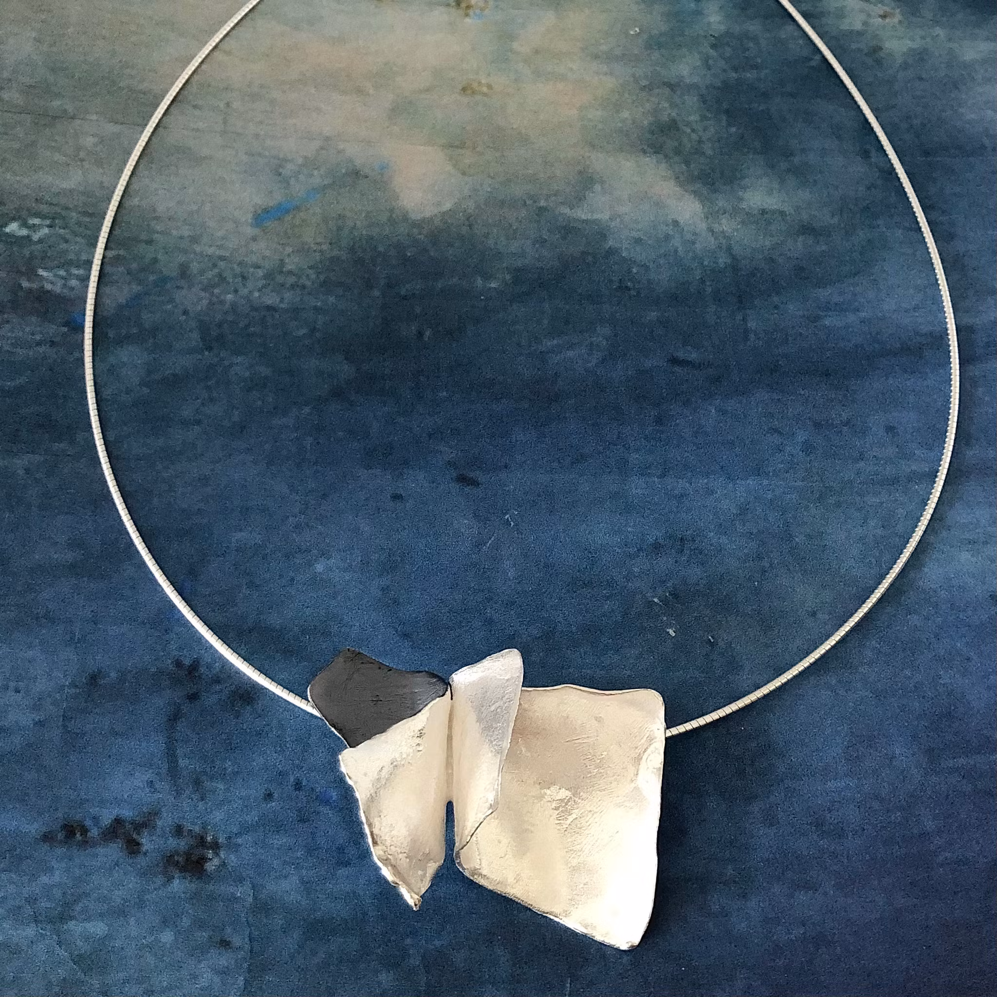 Silja - Silverhalsband i stilfull design
