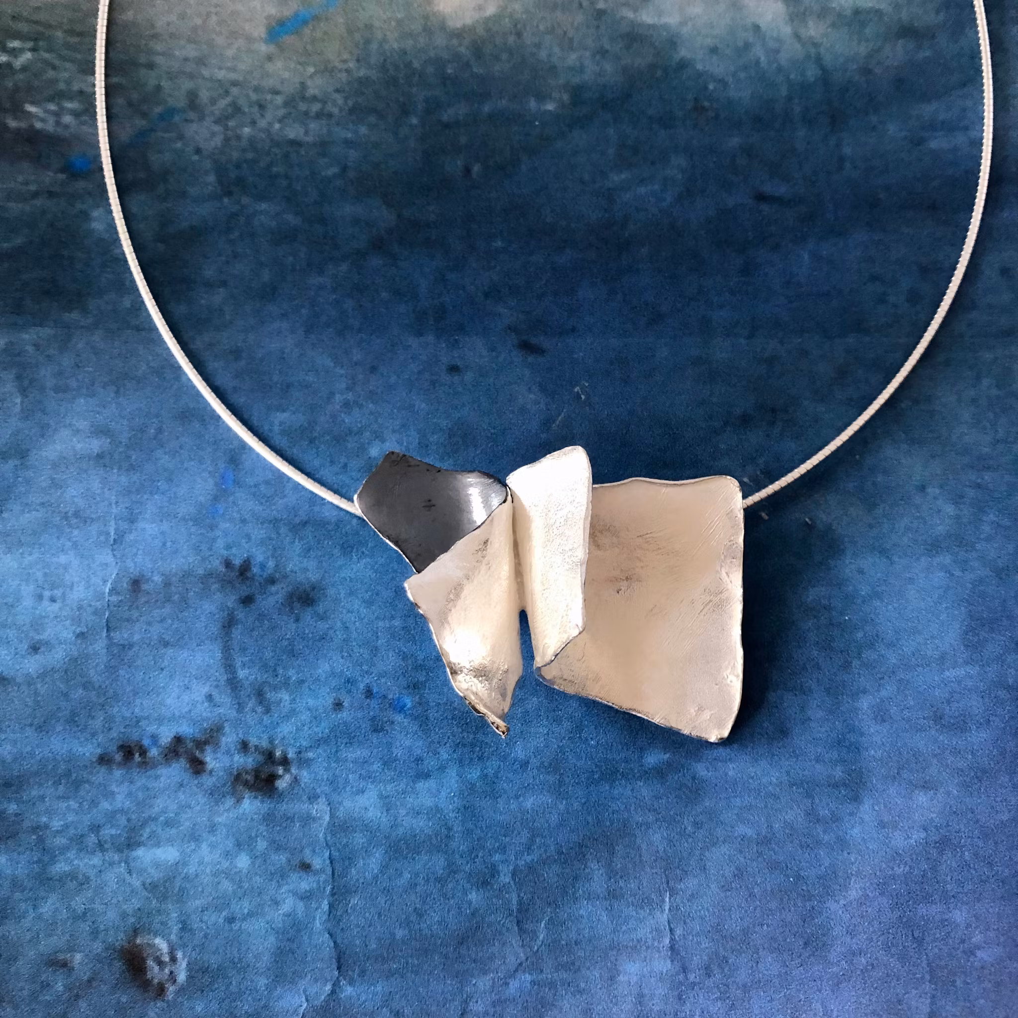 Silja - Silverhalsband i stilfull design