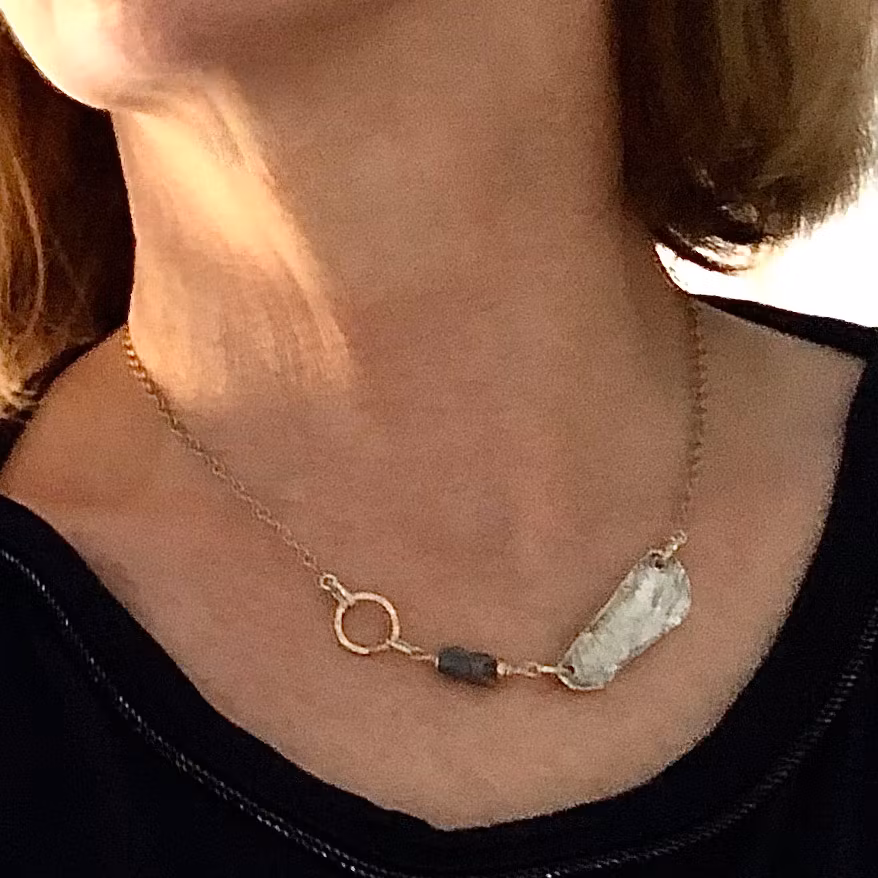 Noomi - Silverhalsband i vacker, rå design