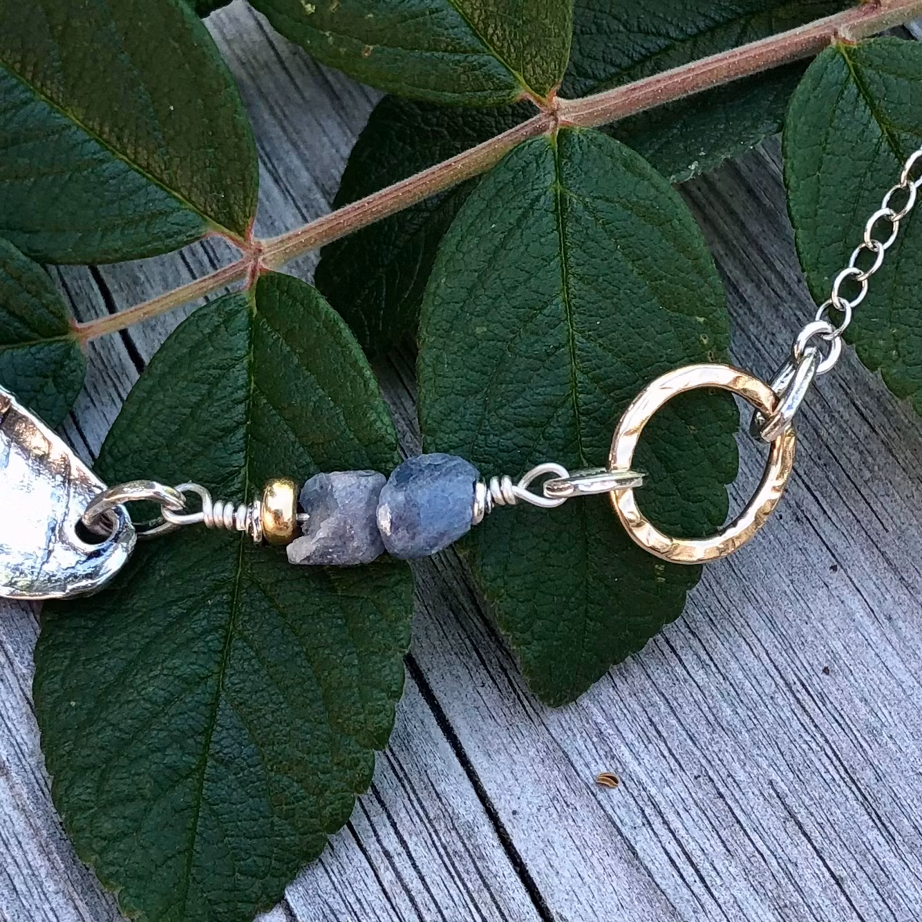 Noomi - Silverhalsband i vacker, rå design