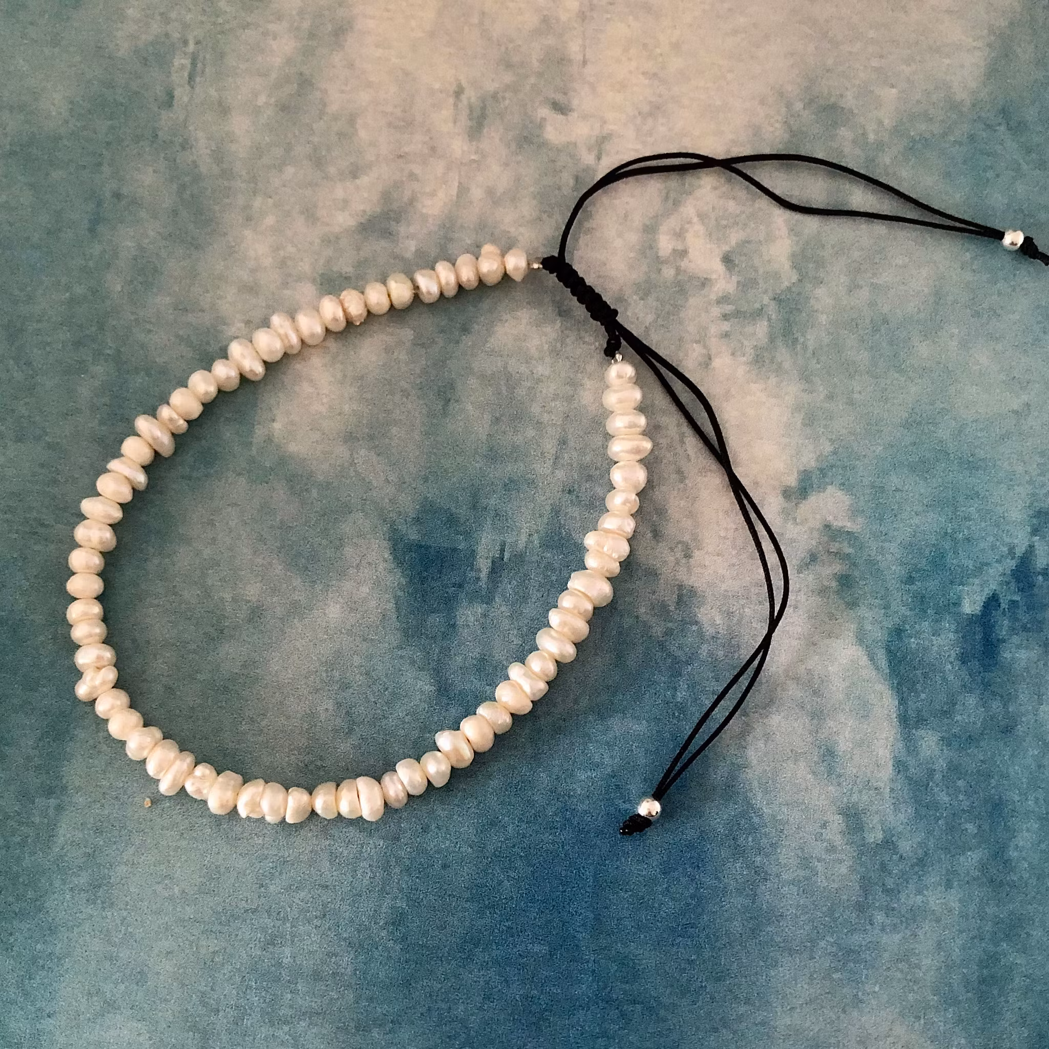 Emma - Ställbart armband med sötvattenpärlor