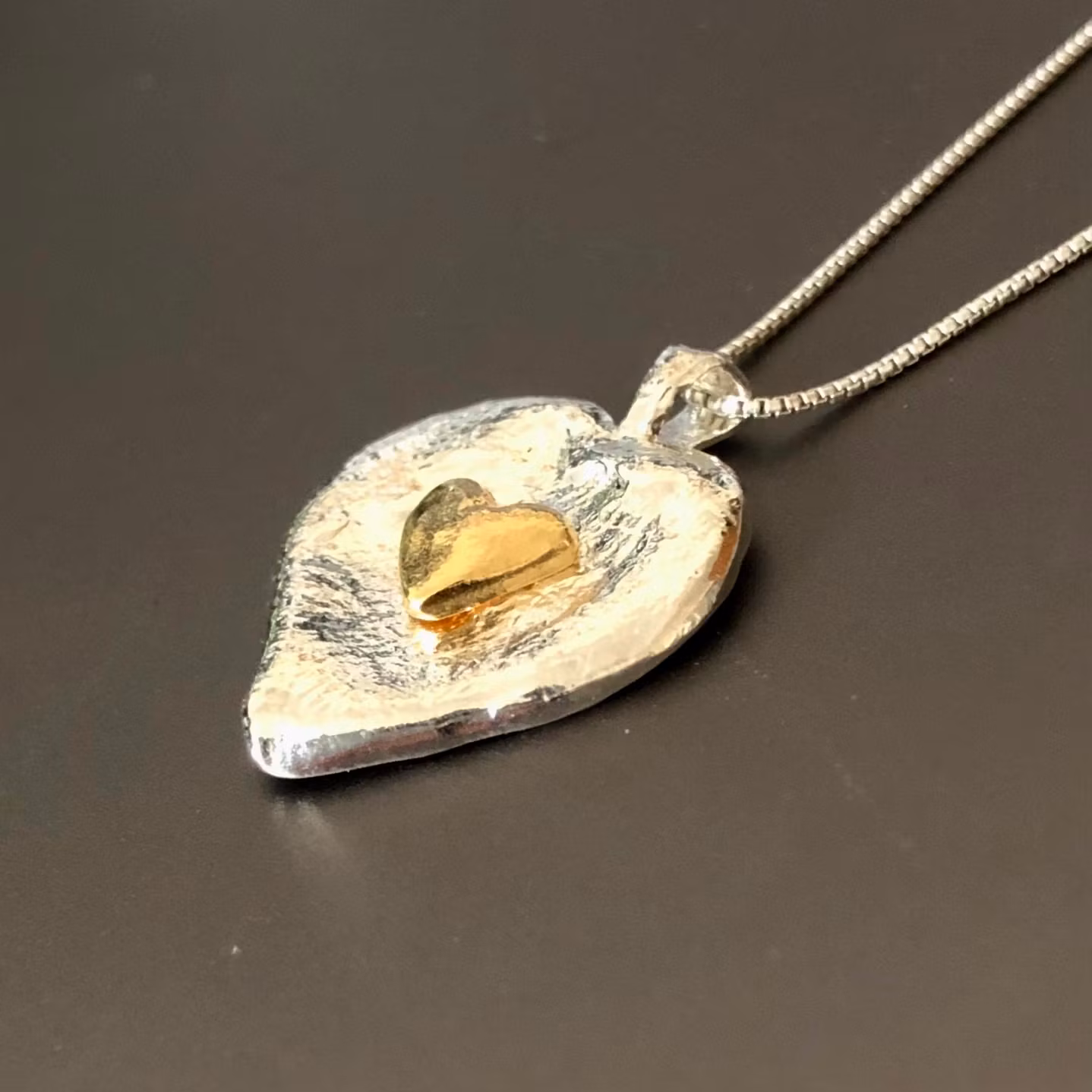 Halsband Eloise  med upphöjt hjärta
