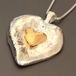 Halsband Eloise  med upphöjt hjärta