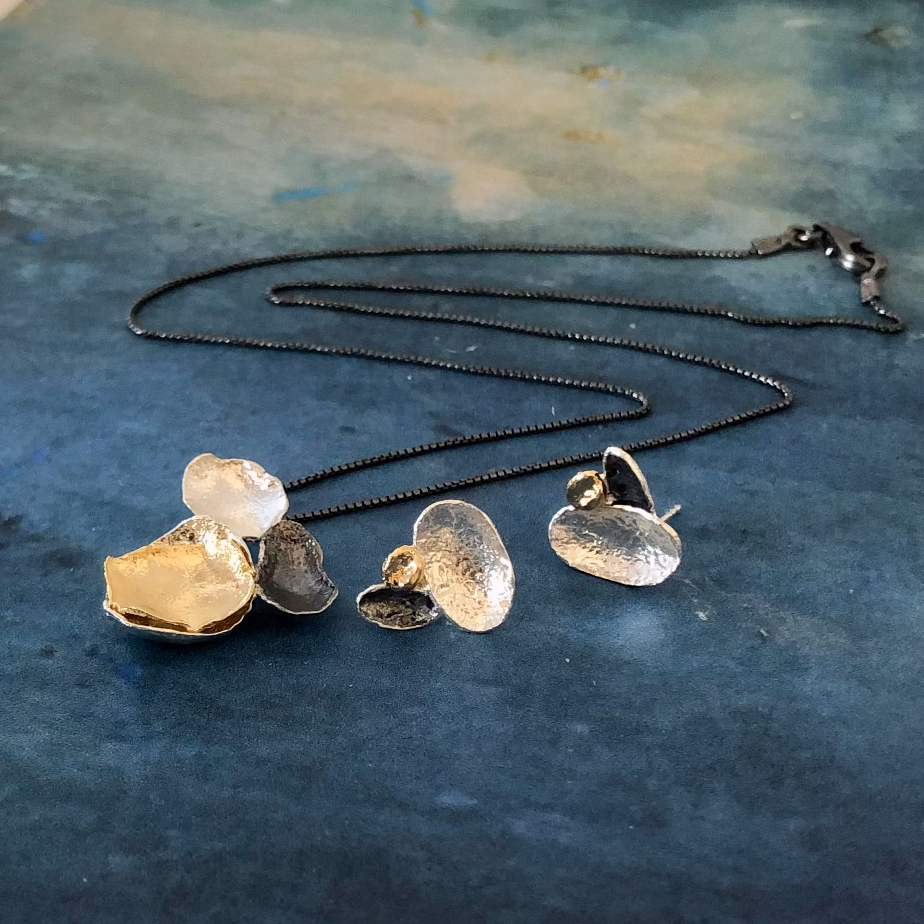 Gabrielle - Snyggt silverhalsband i silver, svart och guld