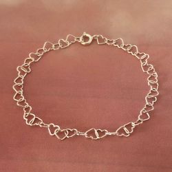 Silverarmband med små hjärtan