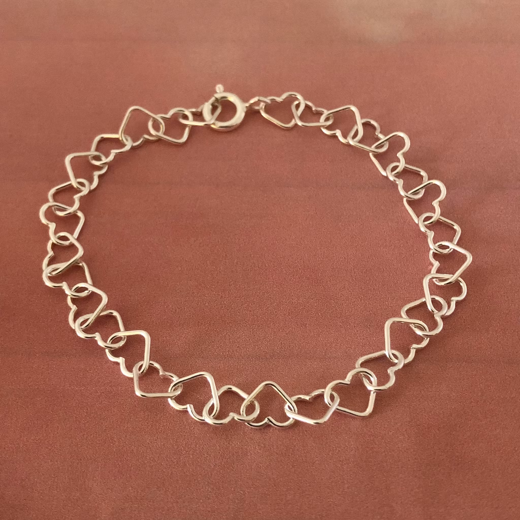 Silverarmband med större hjärtan