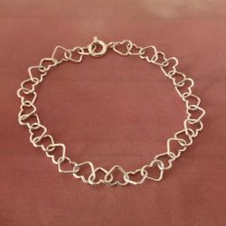 Silverarmband med större hjärtan