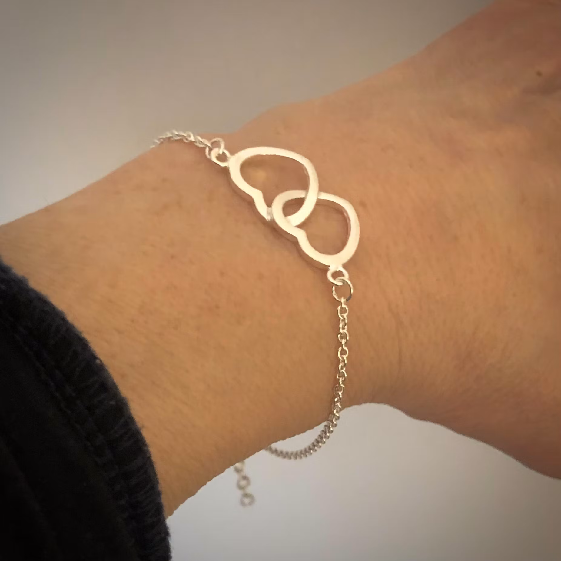 Silverarmband med två hjärtan