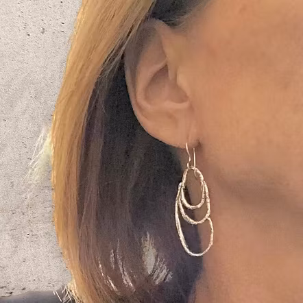 Audrey - Snygga lätt oxiderade örhängen