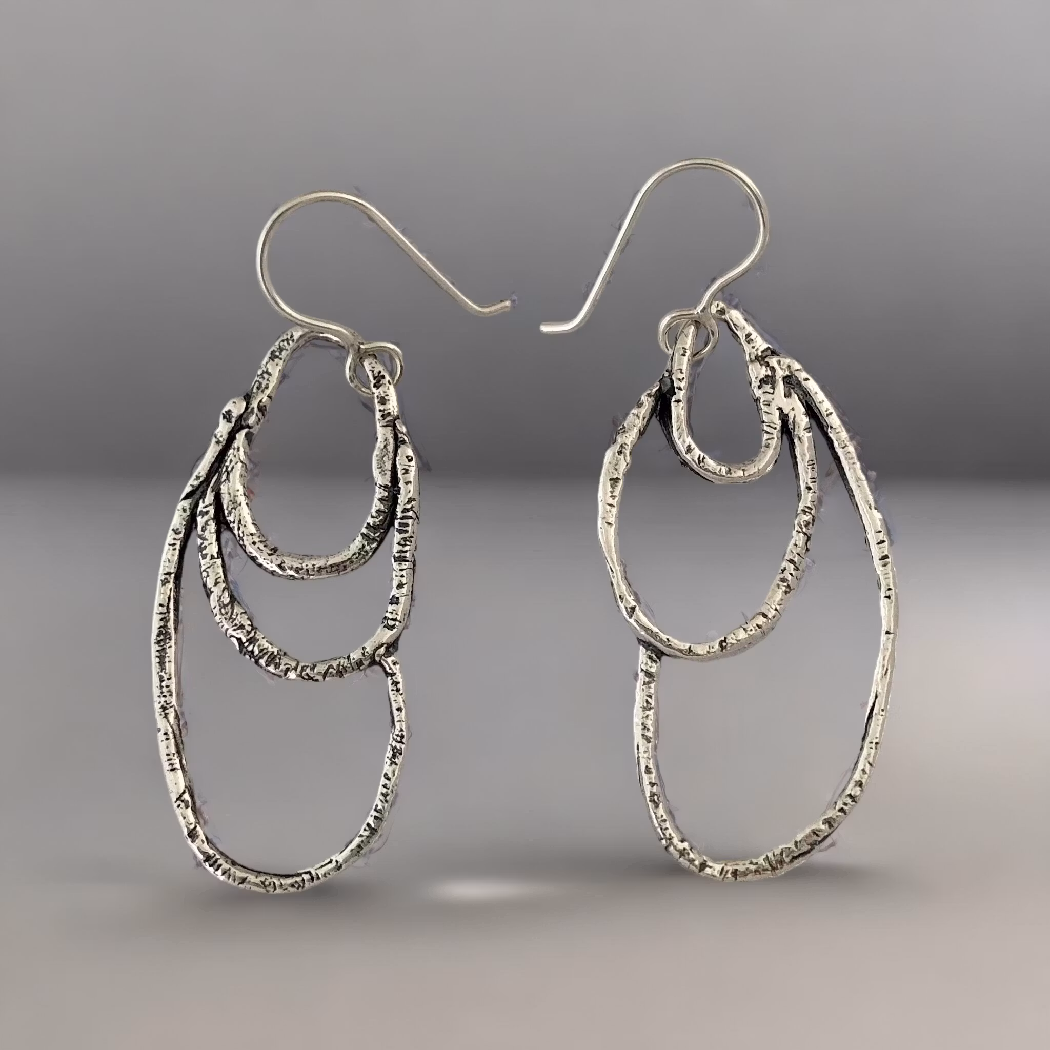 Audrey - Snygga lätt oxiderade örhängen