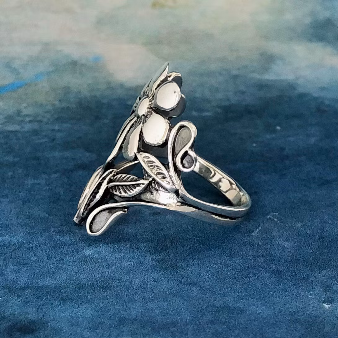 Maggie - Skön blomring. EN KVAR I STORL 57