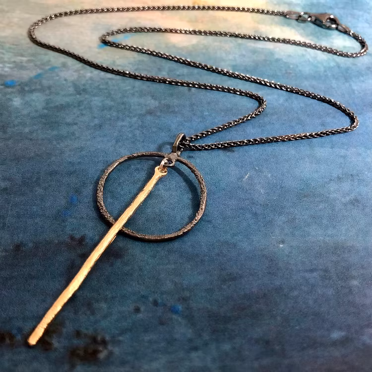 Marcella 46 cm - Halsband i svart och guld - 46 cm