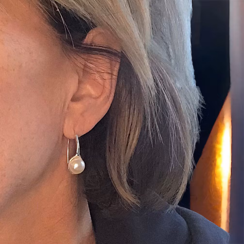 Sibyl - Vackra pärlörhängen i klassisk design