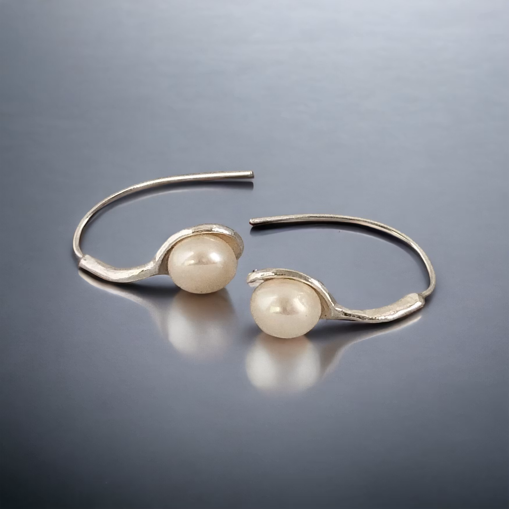 Sibyl - Vackra pärlörhängen i klassisk design