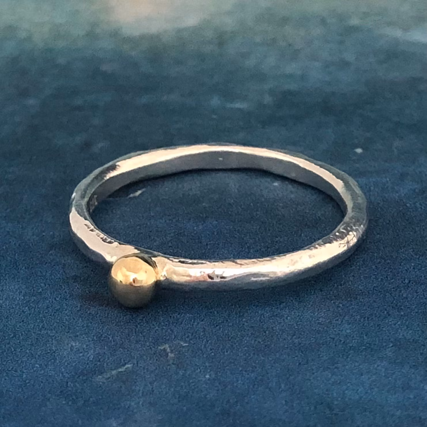 Aisha - Silverring med kula i 9 K guld